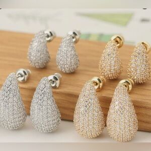 ✨ New Stunning Swarovski Crystal teardrop pierced earrings ✨Sellers pick ✨